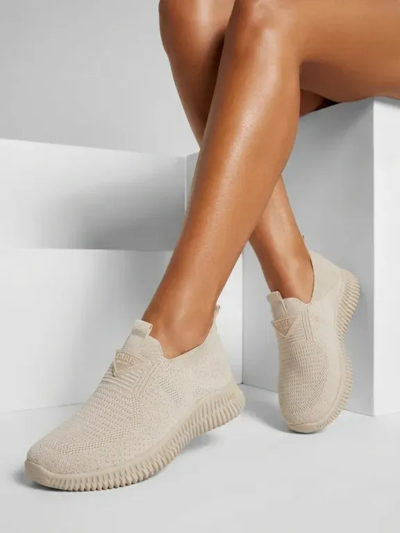Beżowe sneakersy z elastyczną cholewką