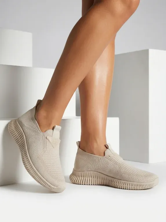Beżowe sneakersy z elastyczną cholewką